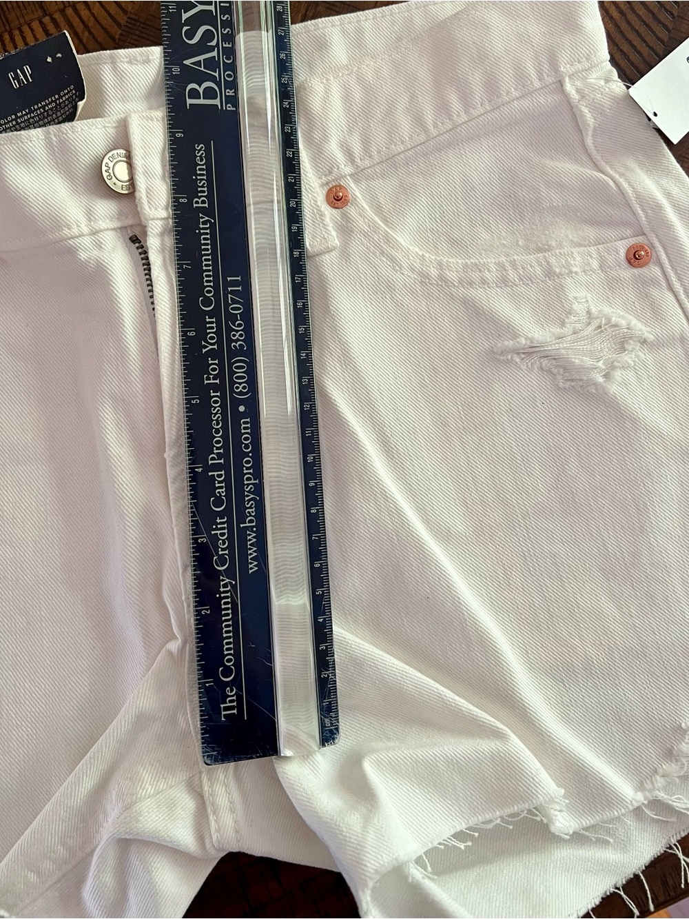 GAP "Low Stride" Distressed White Denim Shorts • Low Rise & Raw Hem • Size 25 - Picture 10 of 10